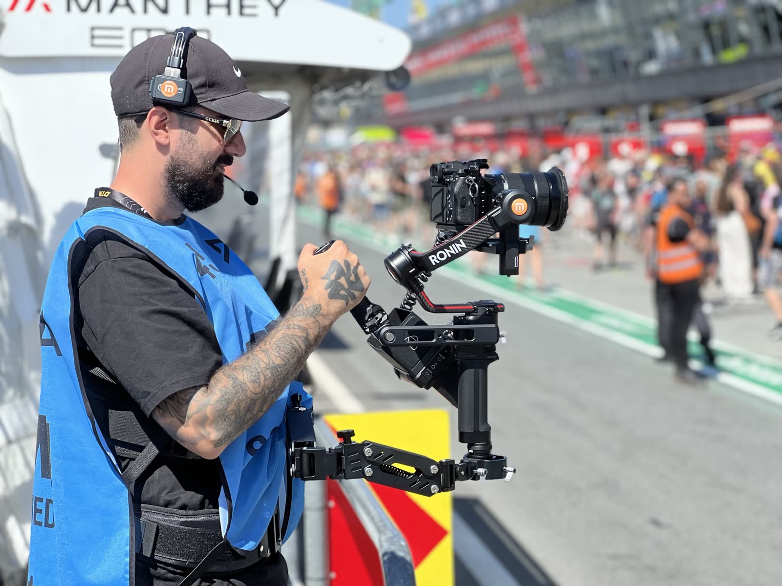 Kameramann von Flashback mit Gimbal-Rig bei einem Dreh an der Rennstrecke